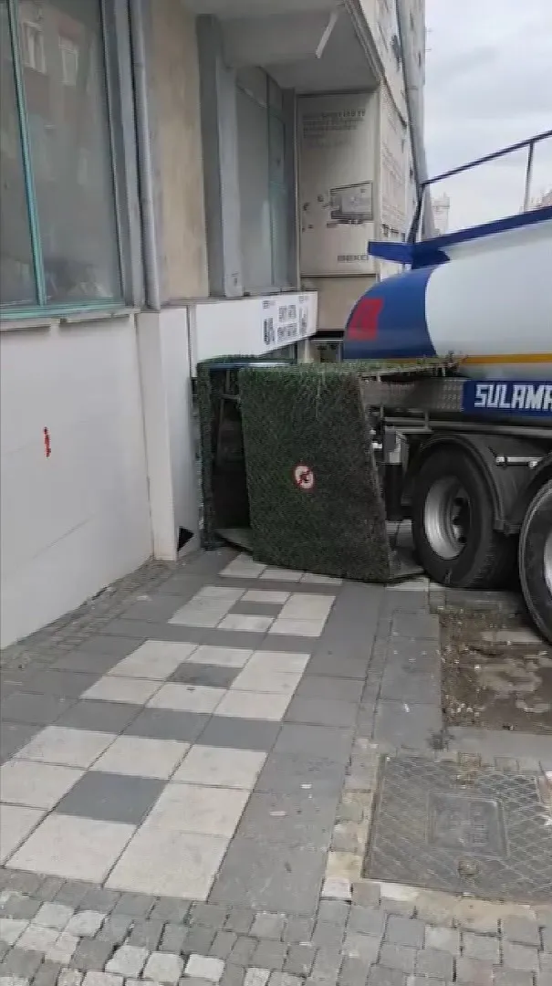 Bağcılar'da yürekleri ağza getiren kaza: Yokuşta kontrolden çıkan tanker dehşet saçtı