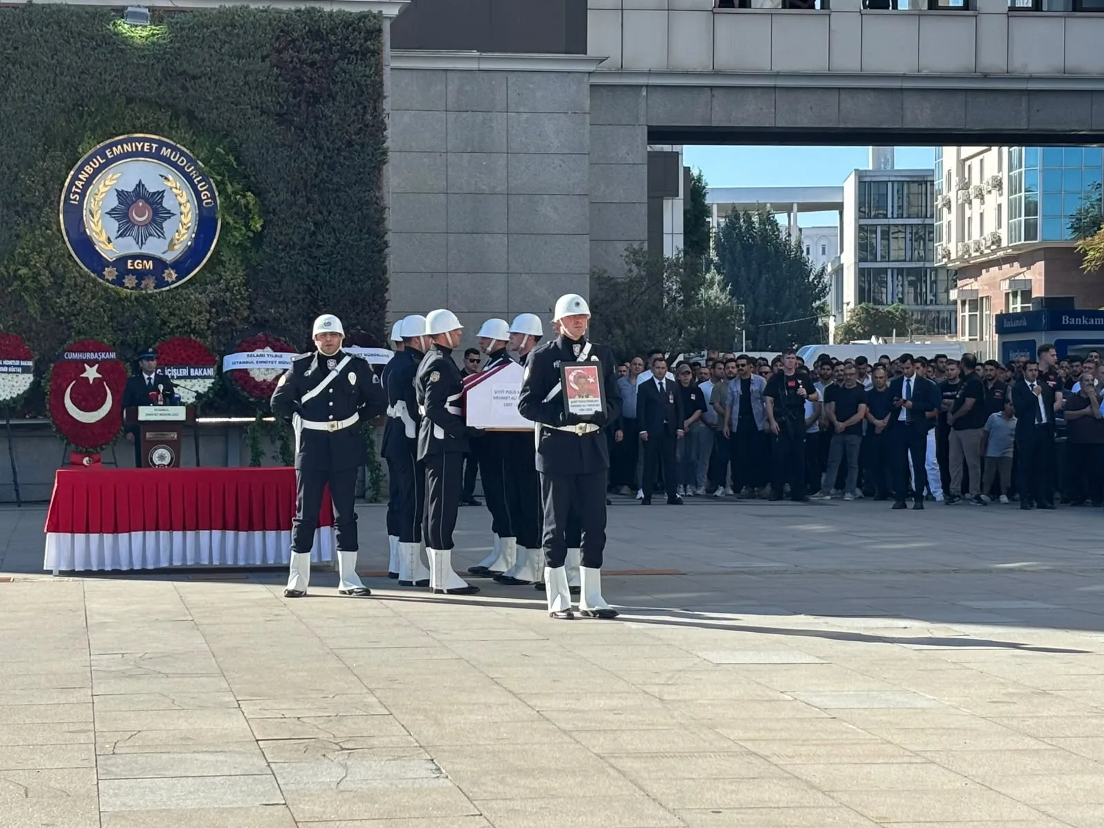 Esenyurt'ta görev başında hain saldırı: Kahraman polis Mehmet Ali Topatan son yolculuğuna uğurlandı