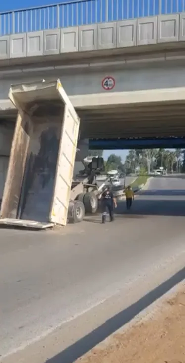 Adana'da şaşkına çeviren kaza: Seyir halindeki kamyon köprüye saplandı