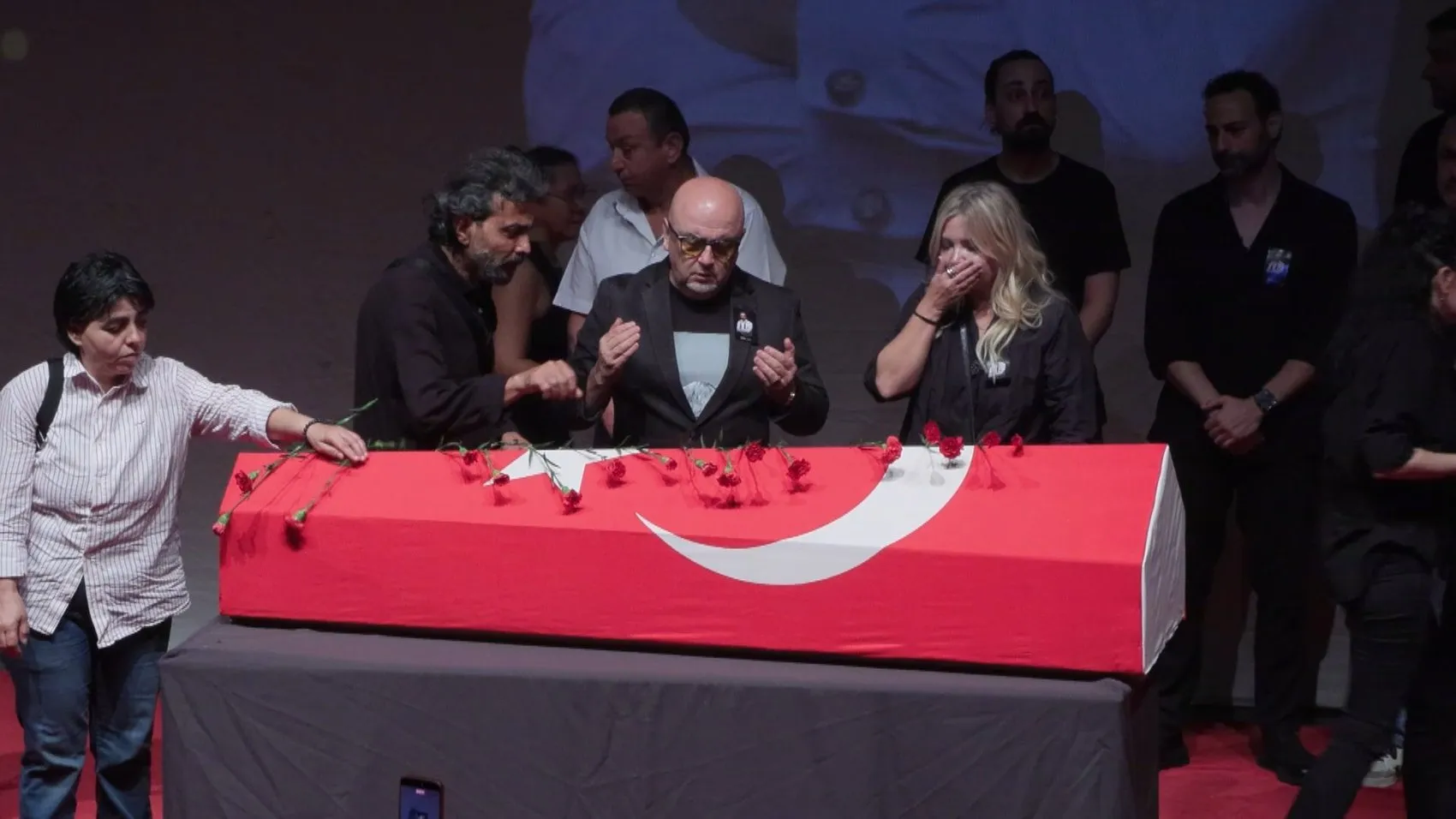 Sahne ışıkları bu kez onun için söndü: Serhat Kılıç dostlarının gözyaşlarıyla uğurlandı