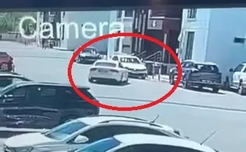 Diyarbakır'da site içinde korku dolu anlar: Kontrolden çıkan otomobil duvara çakıldı