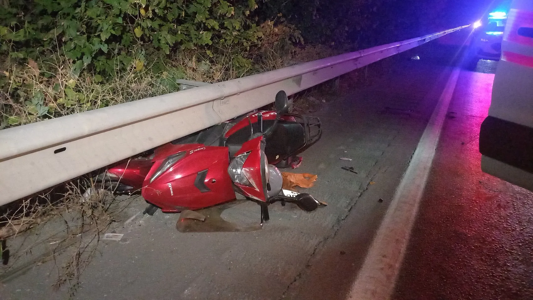 Manisa'da gece yarısı dehşeti: Bariyerlere sıkışan sürücü için zamana karşı yarış
