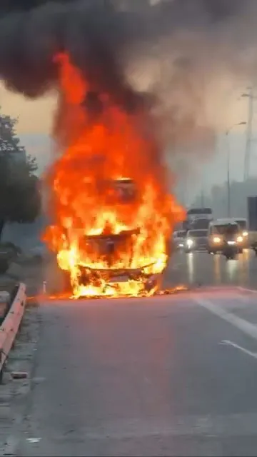 Sabah trafiğinde korku dolu anlar: Servis minibüsü küle döndü