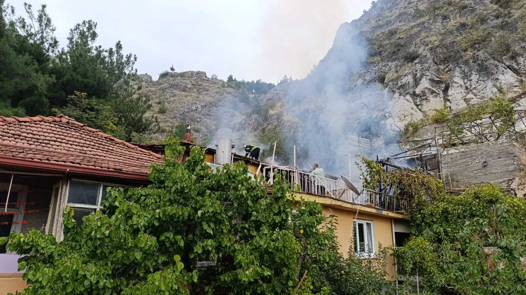 Tatbikat yolunda beklenmedik müdahale: Pekmez ocağı evi küle çevirdi
