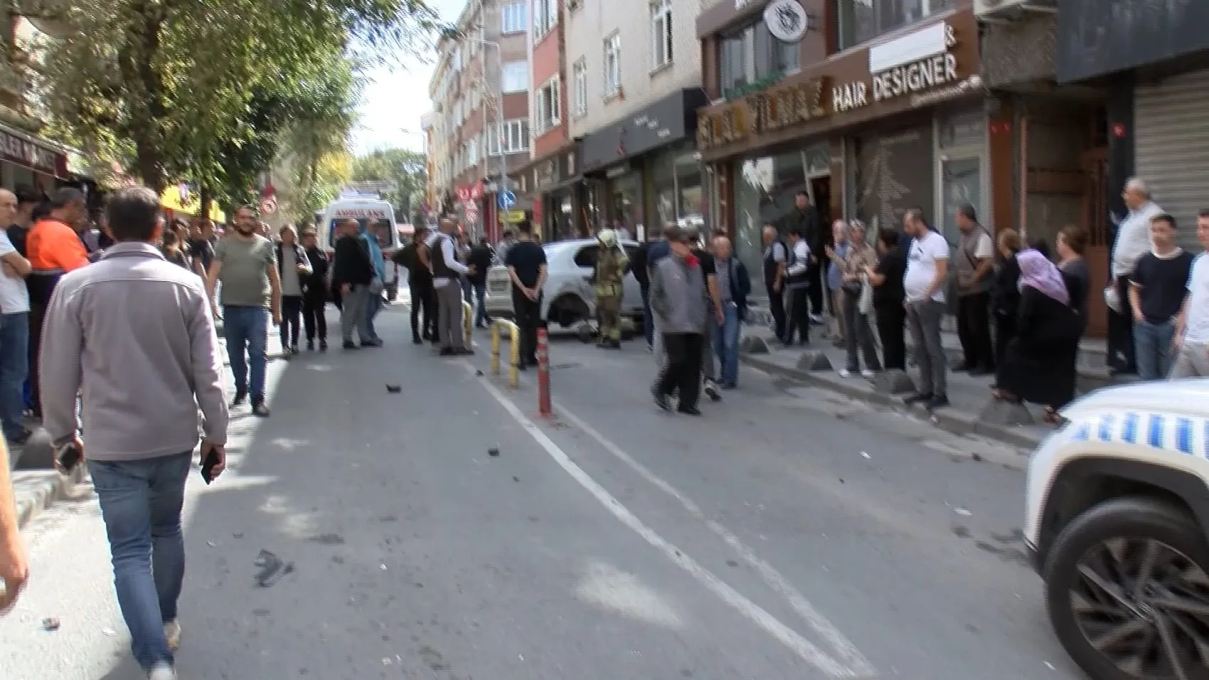 Bayrampaşa'da dehşet anları: Kontrolden çıkan araç berber dükkanına daldı
