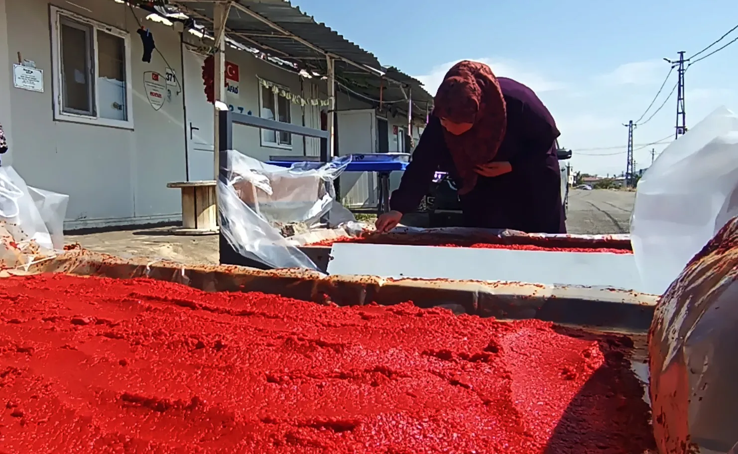 Konteyner kentte geleneksel kış hazırlığı: Depremzede kadınlar umudu mutfakta yeşertiyor