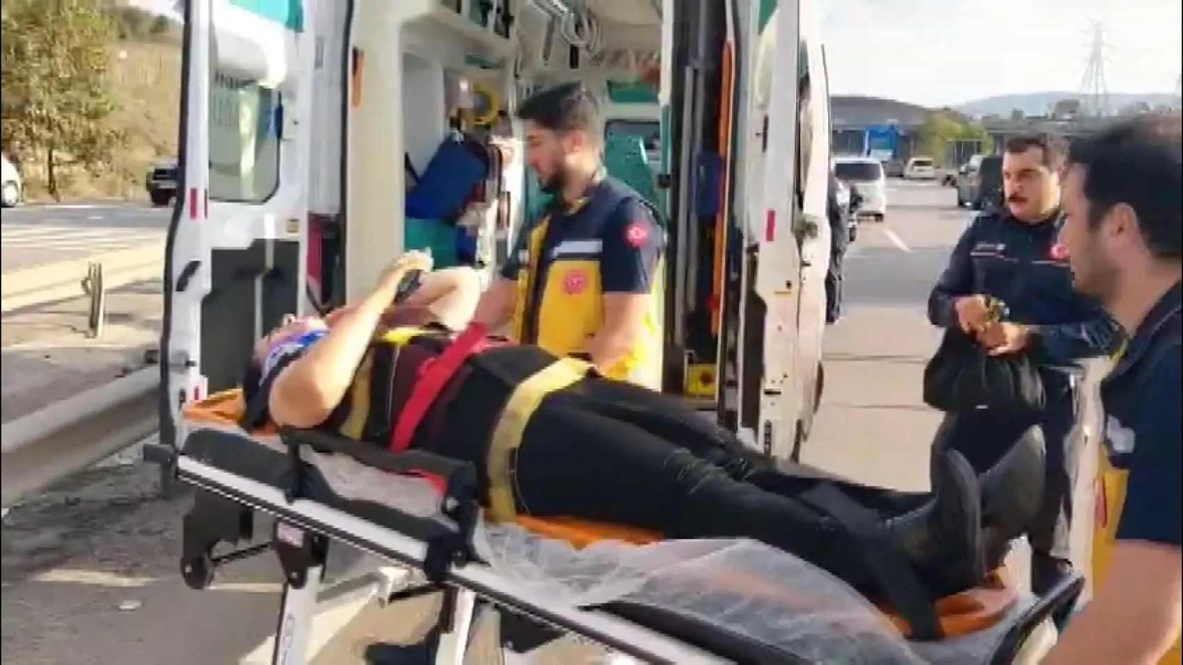 Sancaktepe'de korkutan kaza: Kontrolden çıkan araç bariyerlere saplandı