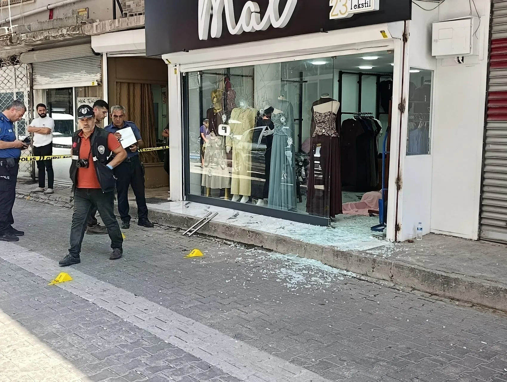 Seyhan'da güpegündüz dehşet: Giyim mağazasına kurşun yağdırdılar