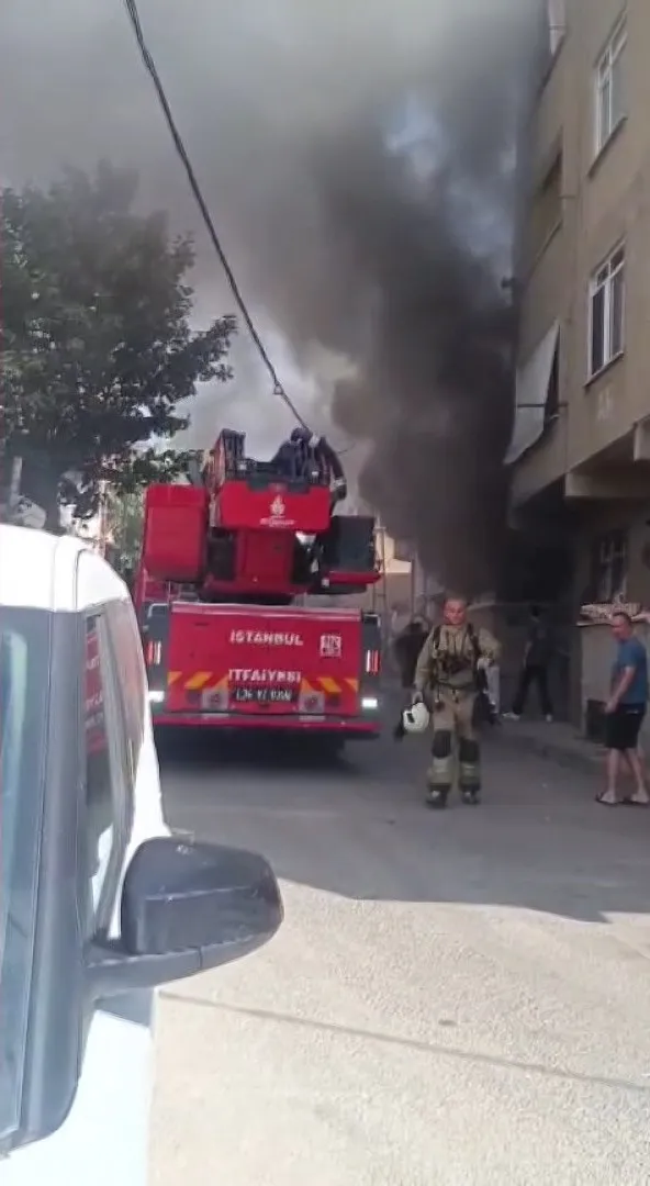 Kartal'da korku dolu anlar: Alevlerin arasında kalan iki kişi son anda kurtarıldı