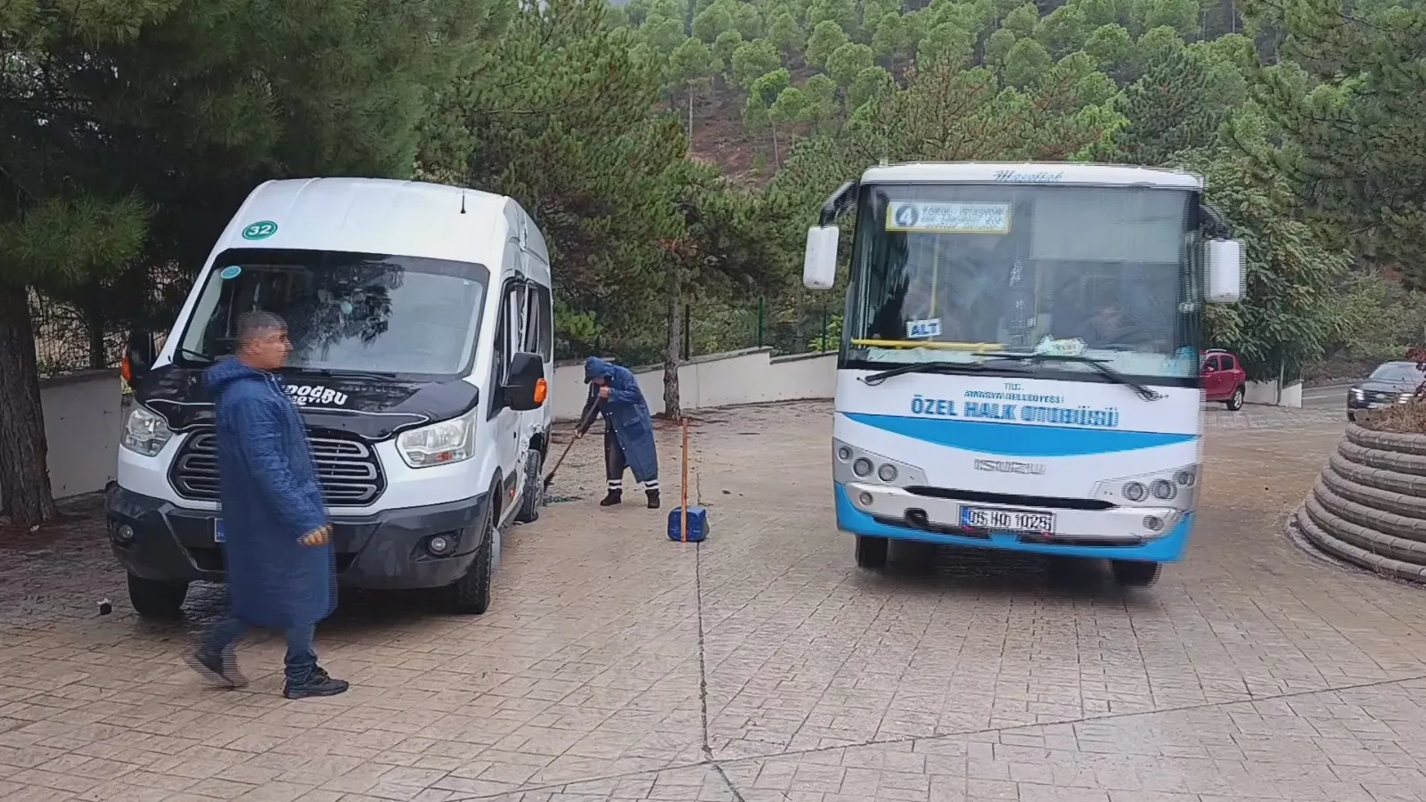 Amasya'da sabah trafiğinde korku dolu anlar: Öğrenci servisi ile halk otobüsü çarpıştı