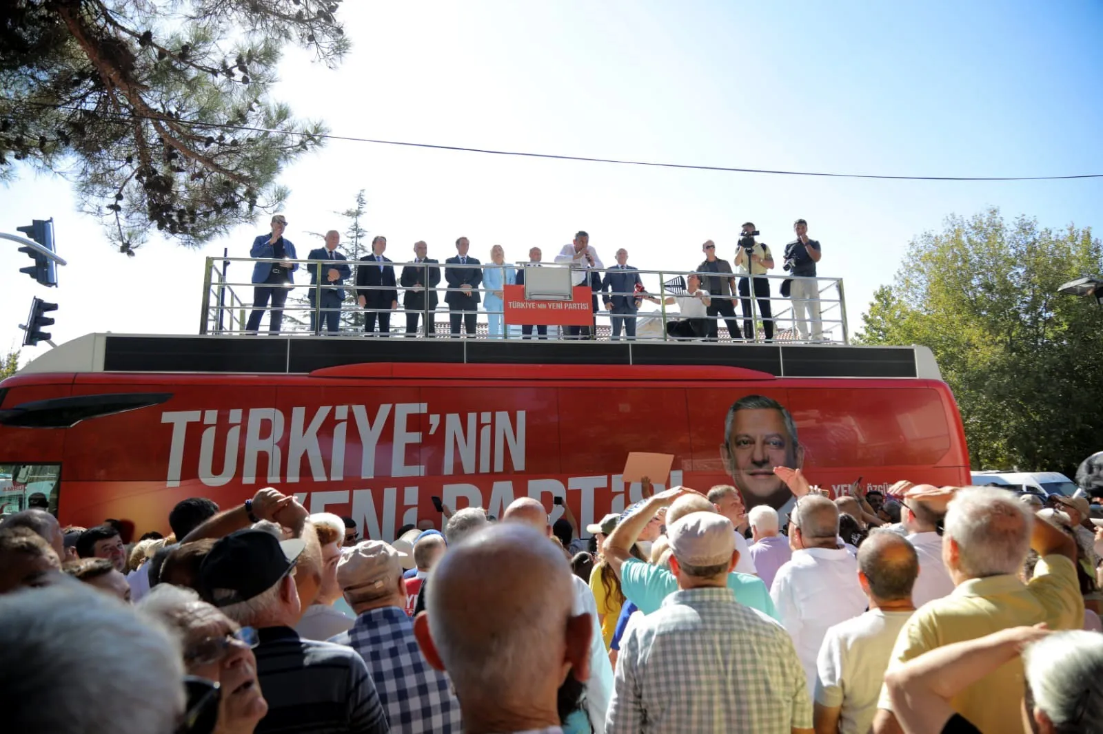 Özgür Özel'den çiftçiye geçim garantisi: Otoyol müteahhitlerine var da köylüye neden yok?
