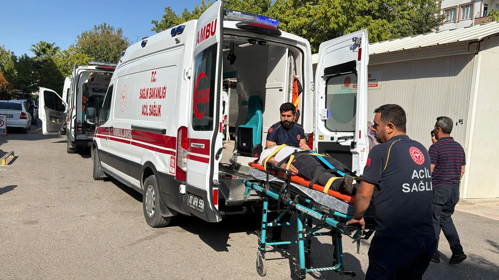 Samsat yolunda tütün işçilerini taşıyan minibüs kaza yaptı: 12 yaralı