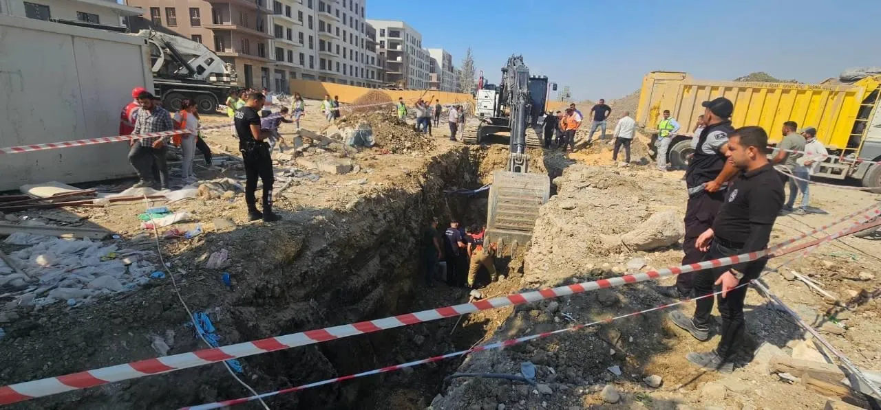 Antakya'da altyapı çalışması kabusa döndü: Toprak altında kalan işçiler için zamanla yarışıldı