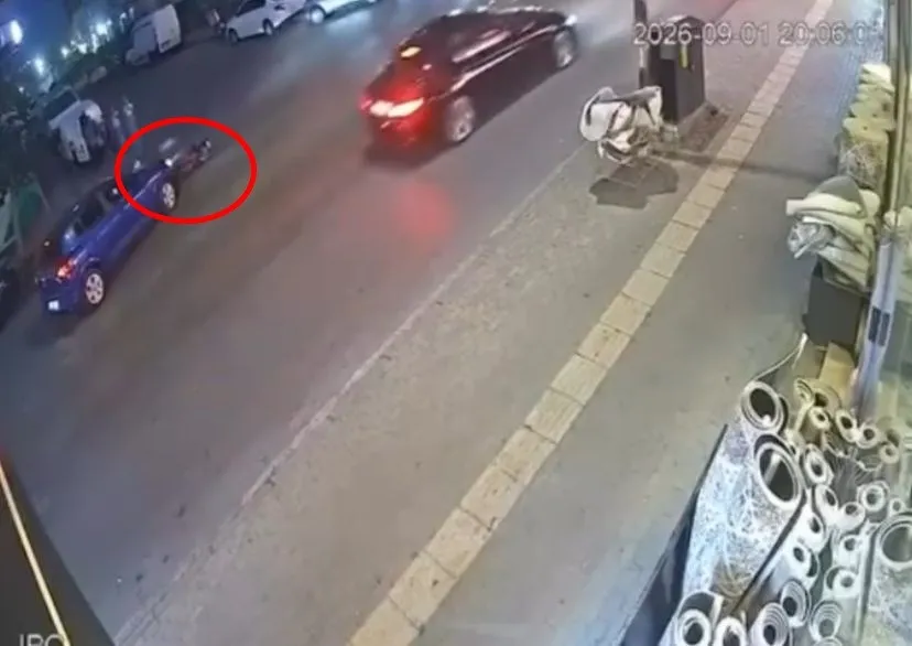 Yıldırım'da kuryenin korku dolu anları: Sürüklenen motosiklet otomobile çarptı