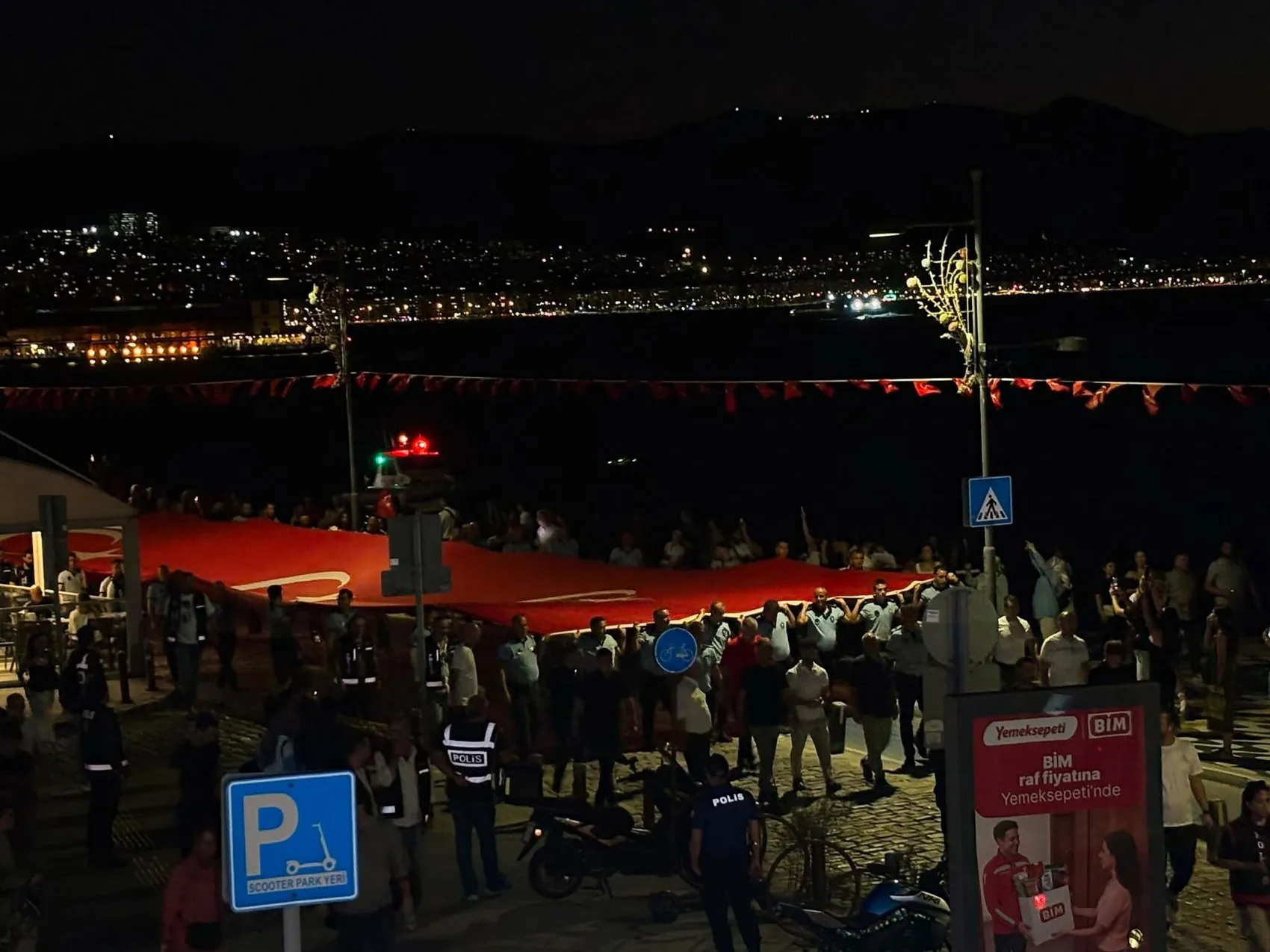 İzmir'de 350 metrelik dev bayrakla kurtuluş coşkusu