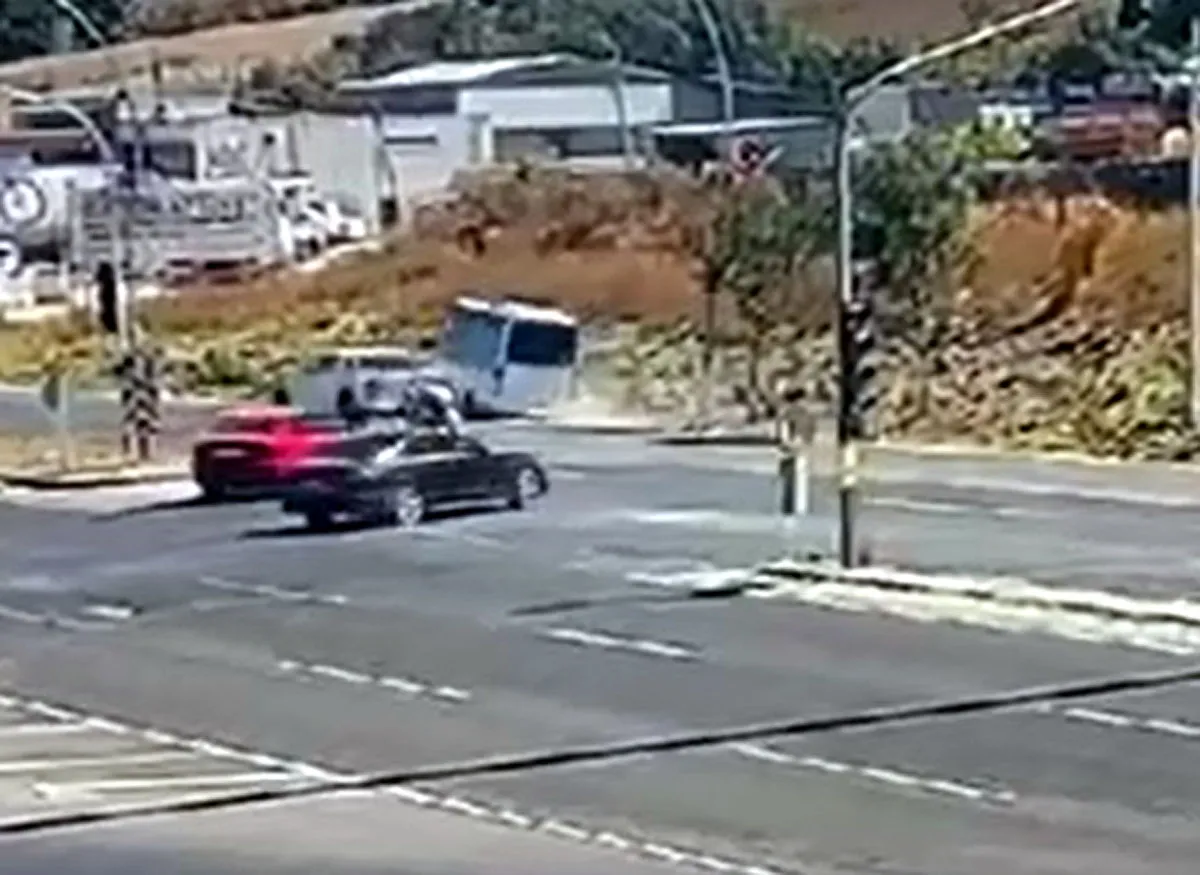 Çerkezköy'de dehşet anları: Minibüsün elektrik direğine çarptığı kazada bebek ve çocuklar yaralandı