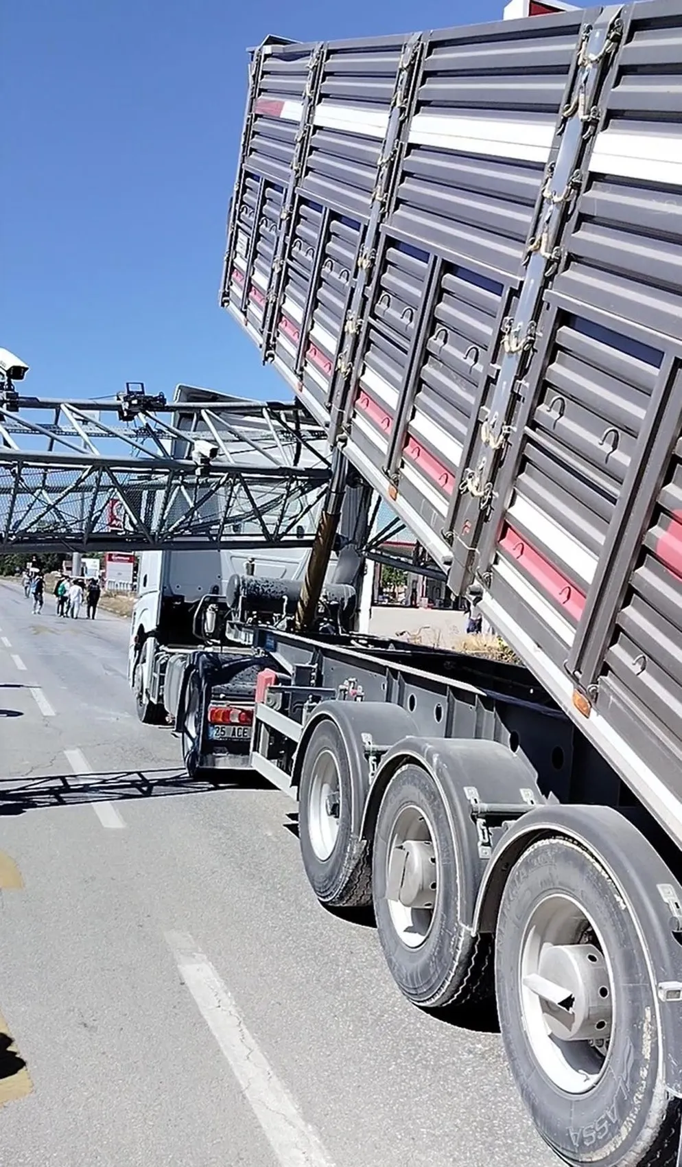 Erzurum yolunda şaşkına çeviren kaza: Damper açık unutulunca EDS direği yerle bir oldu