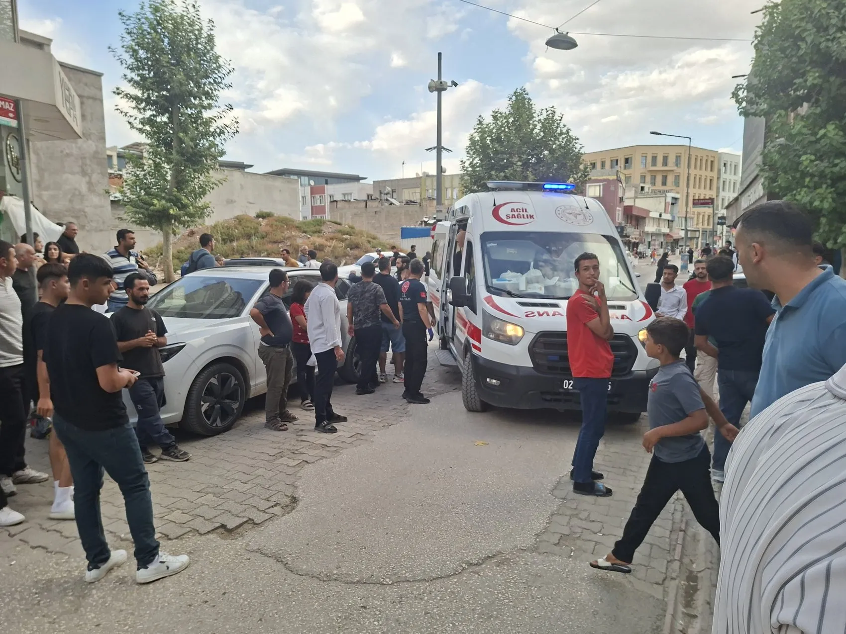 Sokak ortasında şiddete dur demek isterken kanlar içinde kaldı