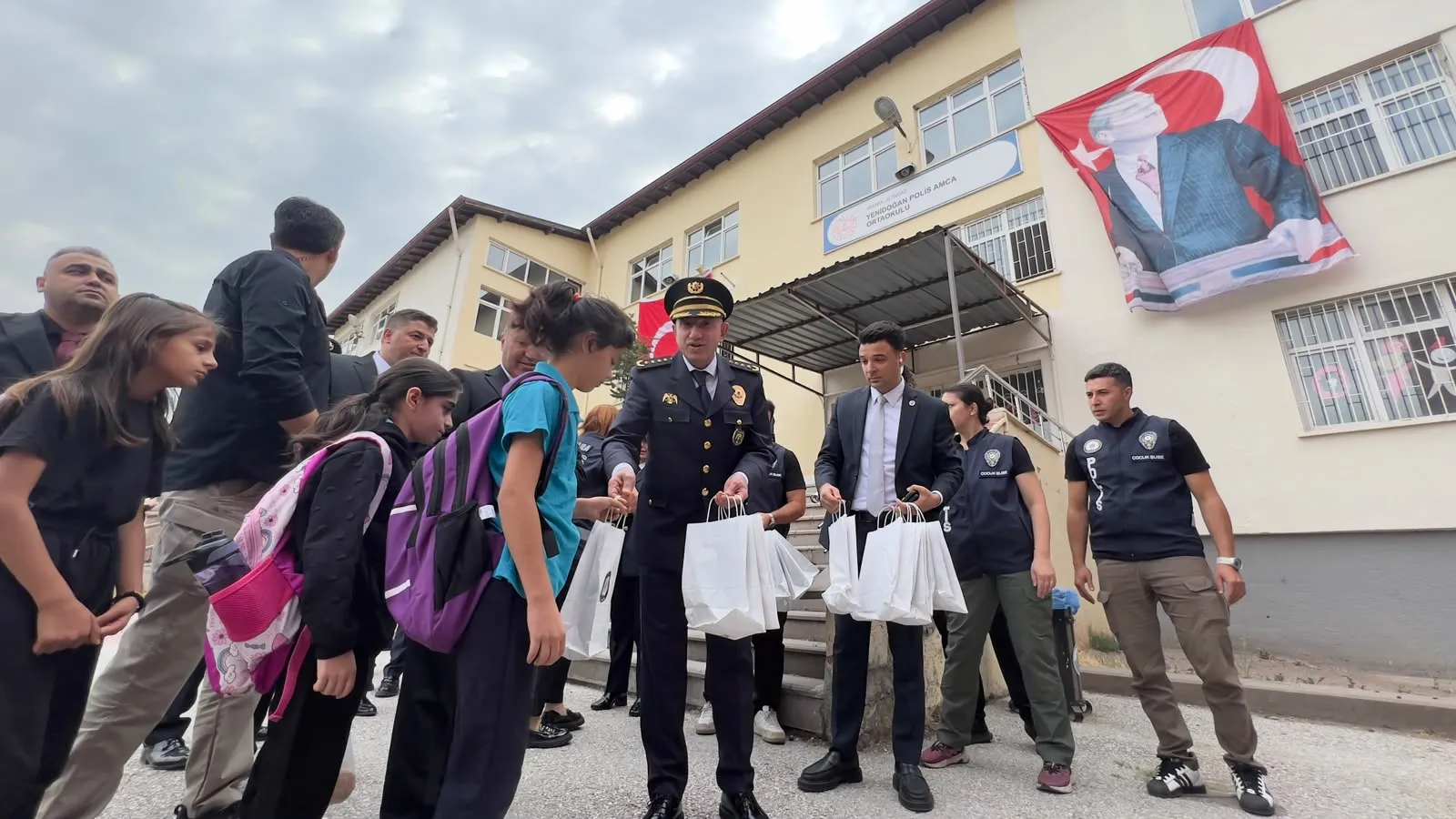 Başkentte eğitim mesaisi: Emniyetten öğrencilere tam koruma kalkanı