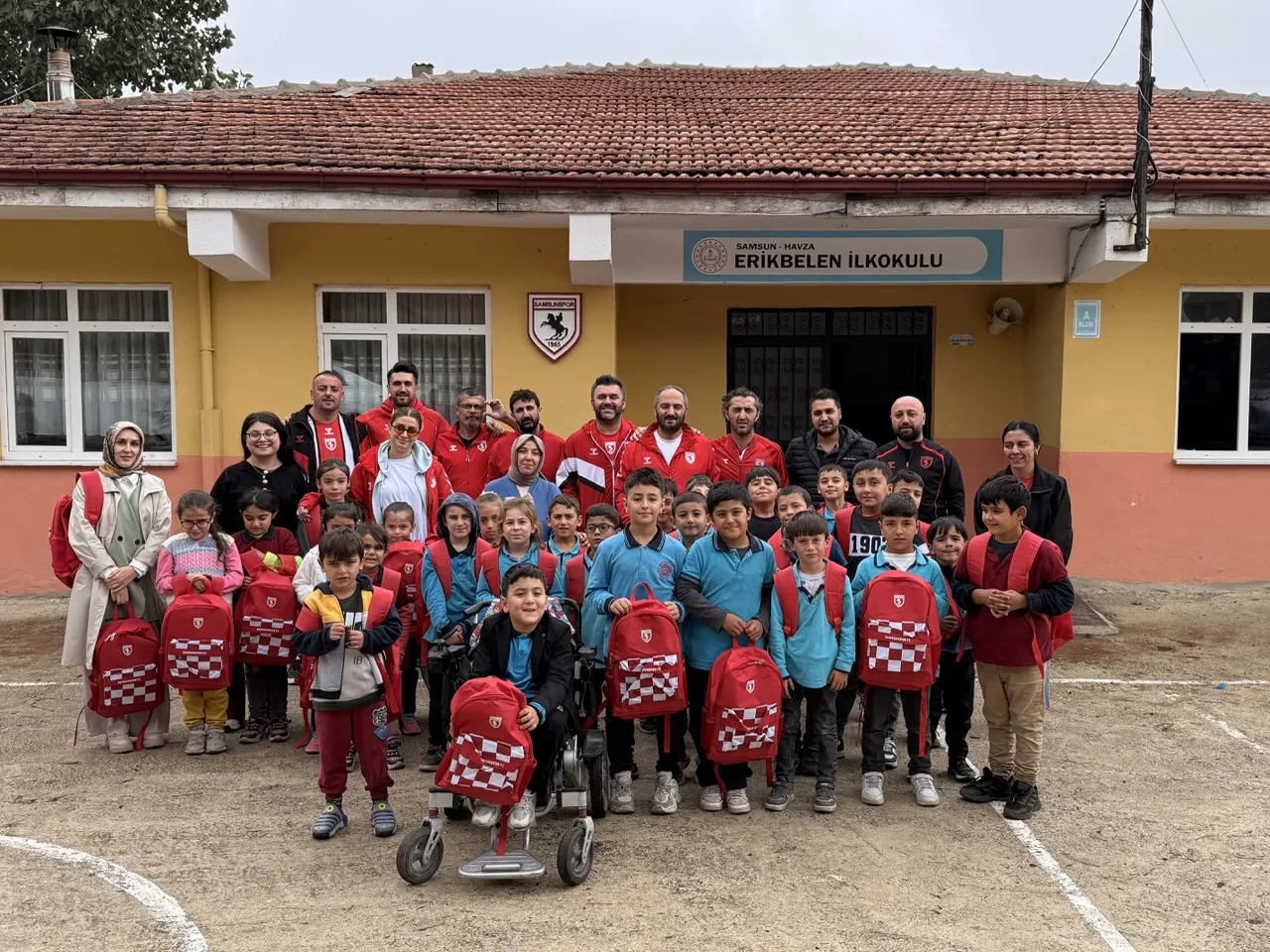 Samsunspor sevgisi kırsaldaki sınıflara taşındı: Minik öğrencilere anlamlı destek