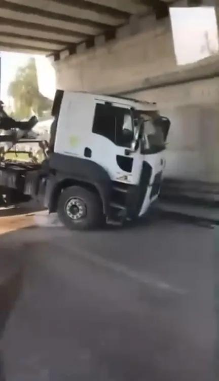 Adana'da şaşkına çeviren kaza: Seyir halindeki kamyon köprüye saplandı