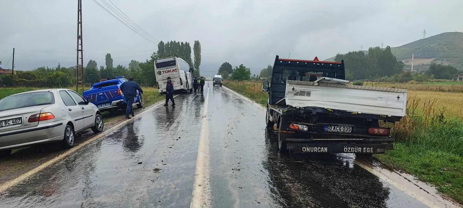 Tokat-Almus yolunda korkutan kaza: Otobüs kamyonete çarptı