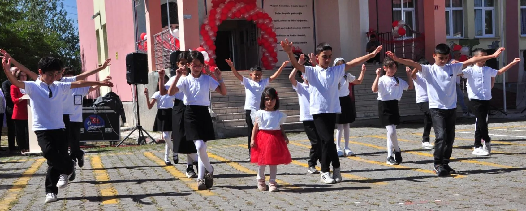 Minik Begüm'ün sahne heyecanı: Ağabeyine özendi, törenin yıldızı oldu