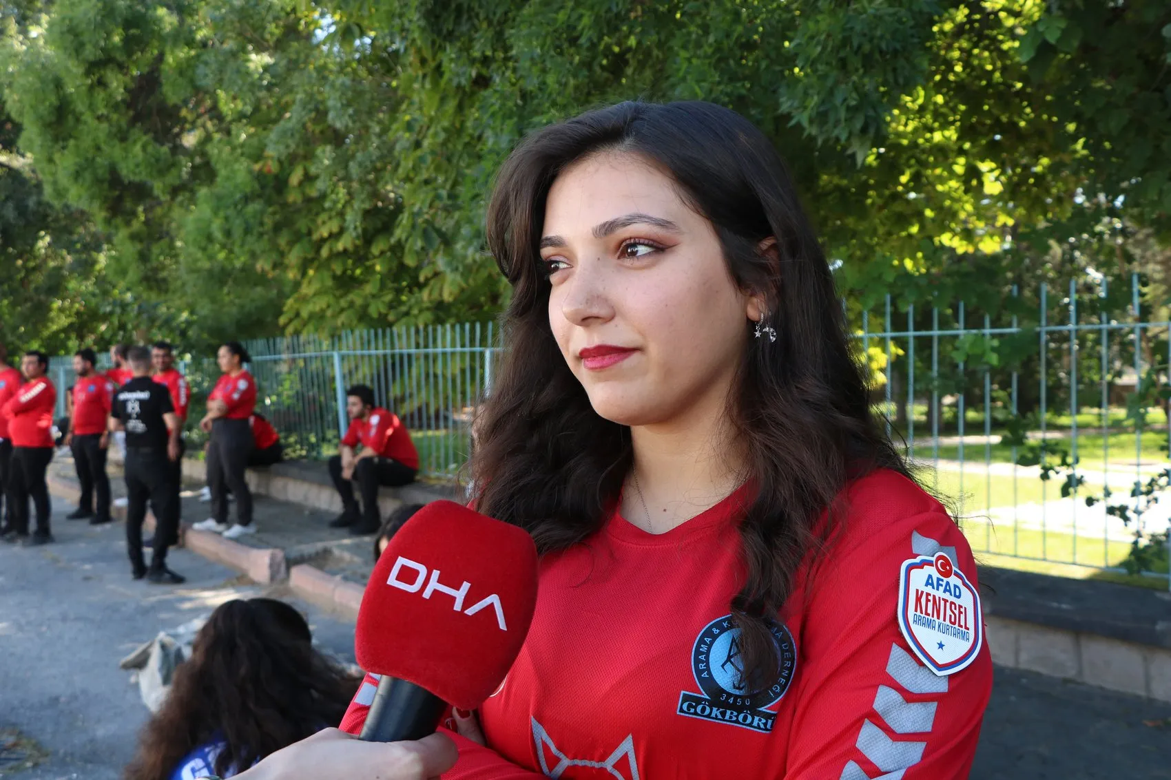 Depremde kaybettiği arkadaşlarının acısını arama kurtarma gönüllüsü olarak dindirmeye çalışıyor