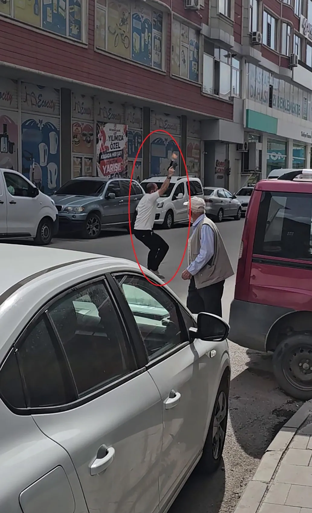 Erzurum'da dehşet anları: Bıçaklı saldırgana kurşun yağdırdı