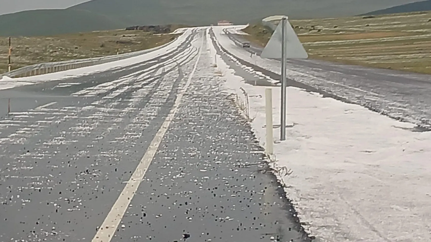 Ardahan'da mevsim şaşırtan manzara: Yollar bir anda kışa döndü