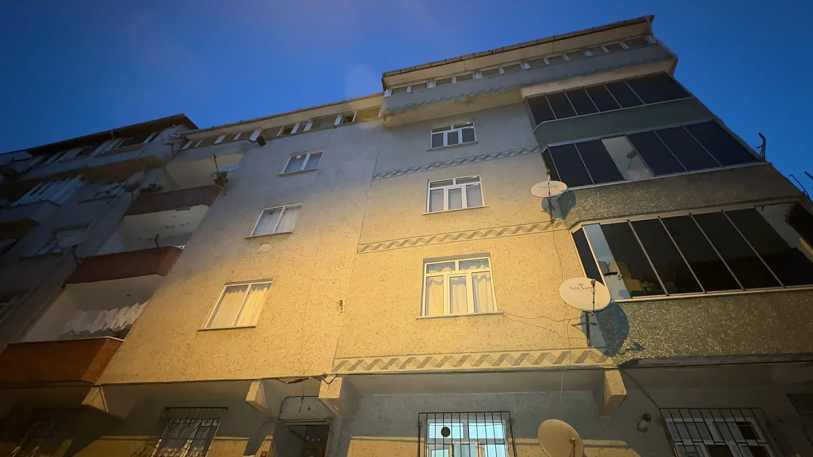 Sultangazi'de korku dolu sabah: Kolonlardan gelen sesler binayı boşalttırdı