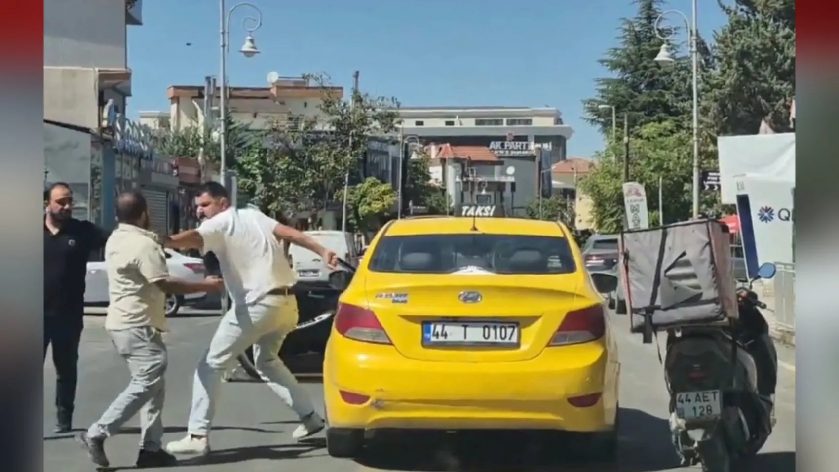 Malatya trafiğinde dehşet anları: Yol verme kavgası ehliyetten etti