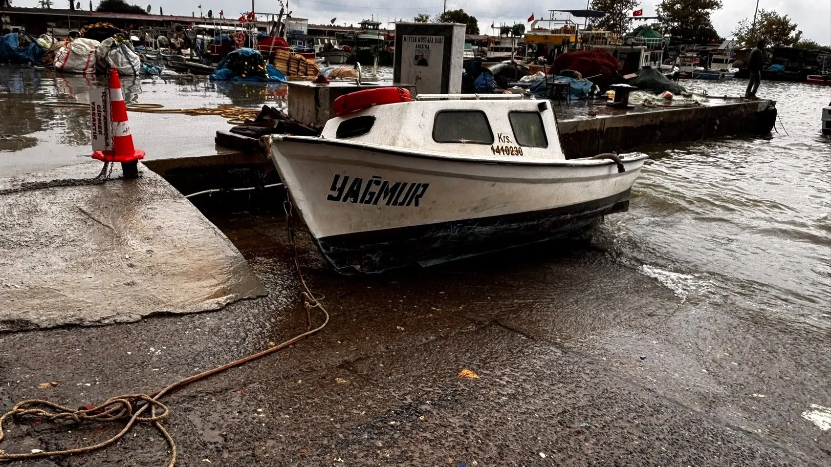 Akçakoca'da kabus dolu gece: Dereler taştı, tekneler parçalandı