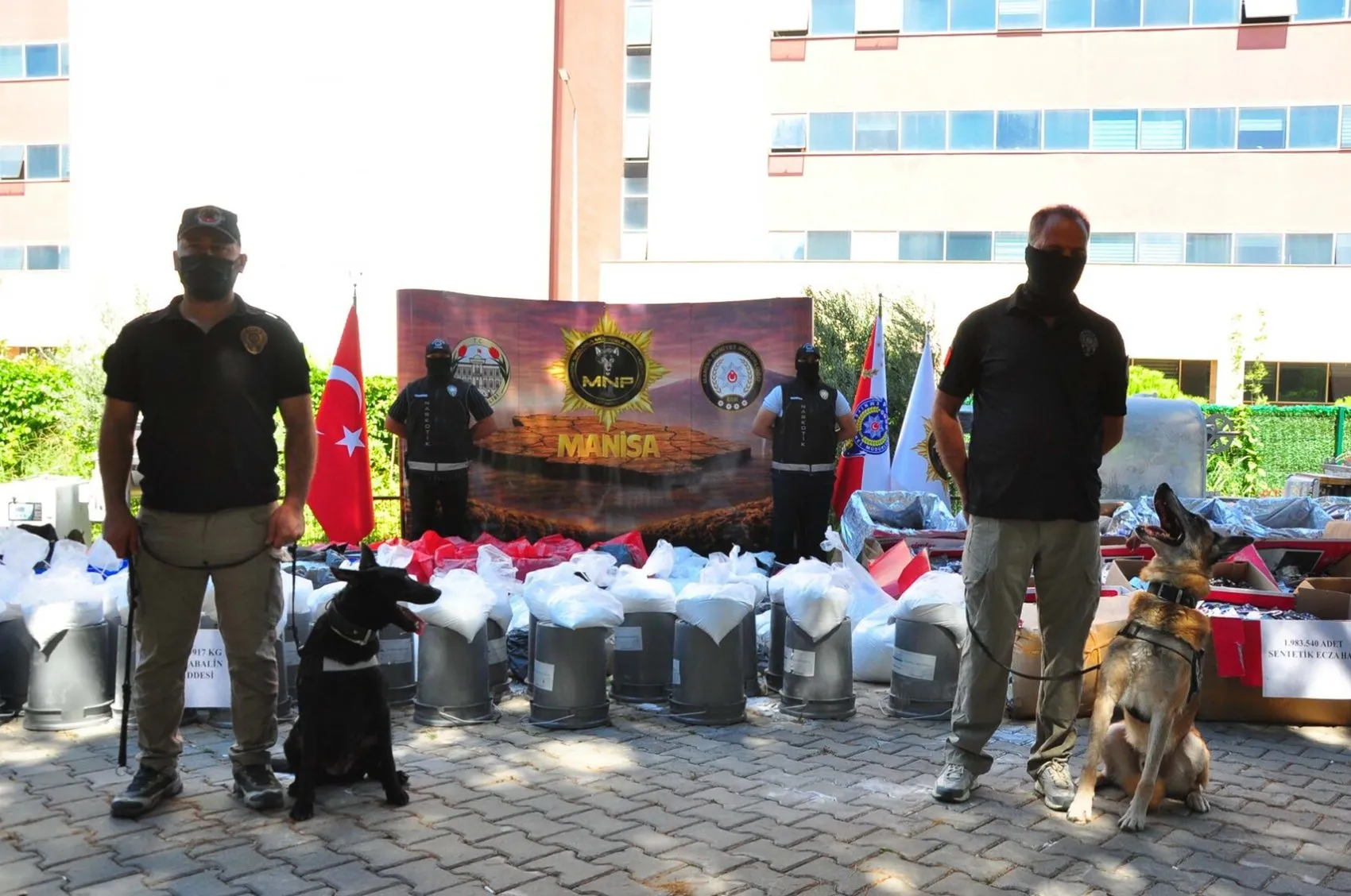 Ege'yi zehirleyeceklerdi: 1 milyarlık devasa uyuşturucu sevkiyatına şafak baskını