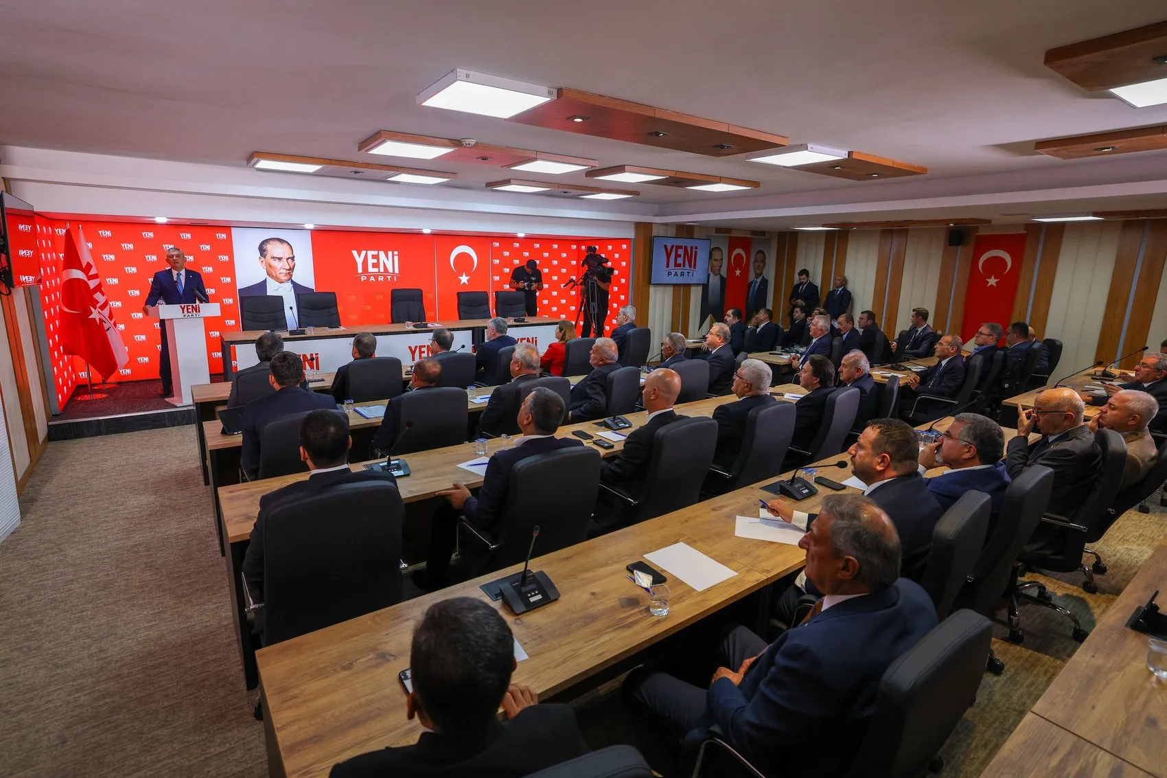 Özgür Özel'den iddialı çıkış: Seçim gecesi teselli aramak için değil, iktidar olmak için yola çıktık