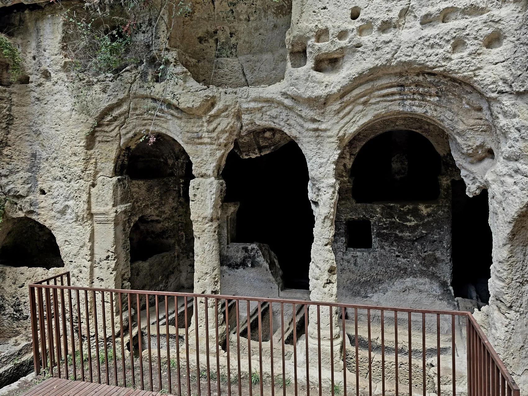İnsan Emeğinin Devasa Mirası: Binlerce Esirin Kazdığı Tünel Turist Akınına Uğruyor
