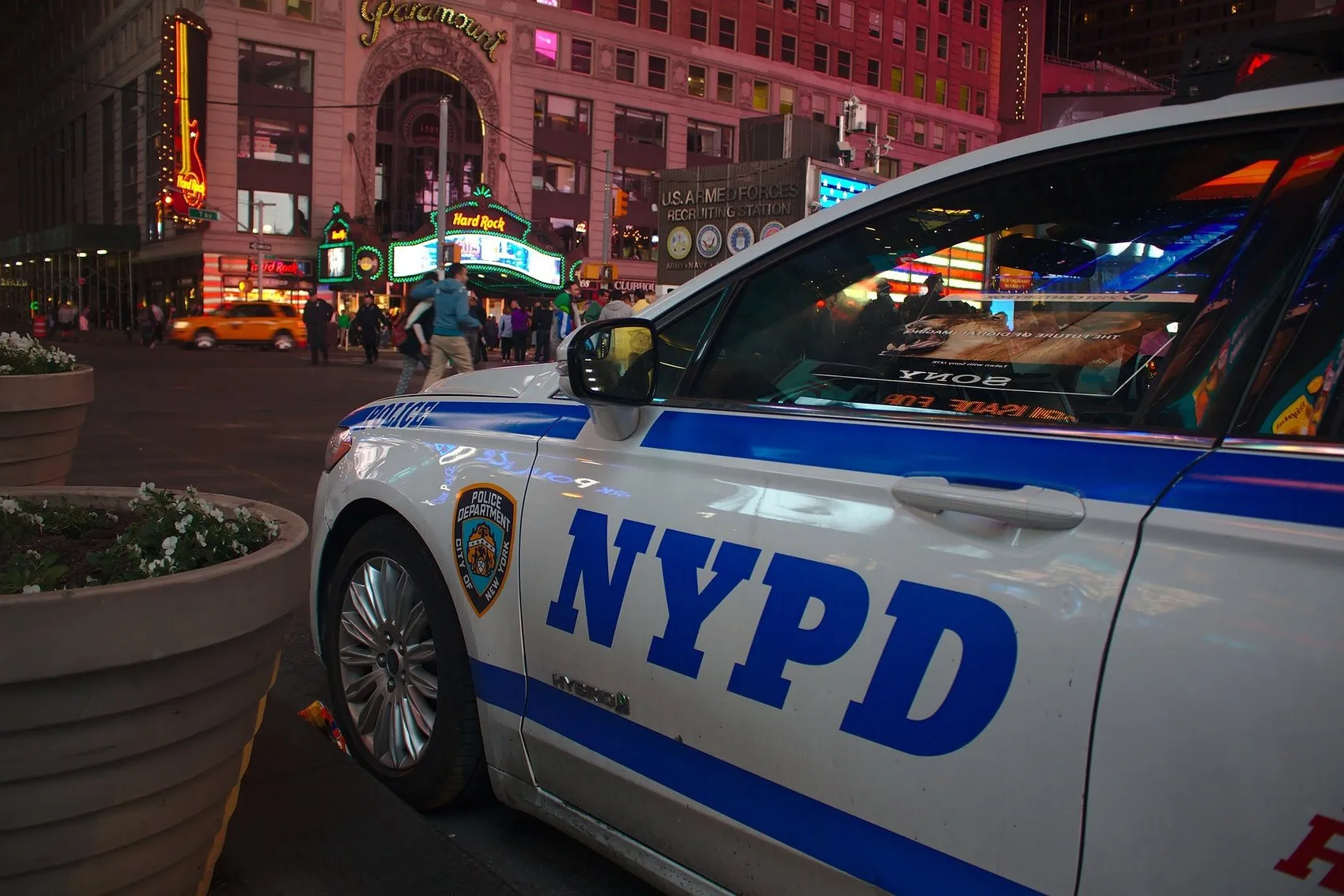 New York'un kalbinde dehşet anları: Times Meydanı'nda bıçaklı saldırı