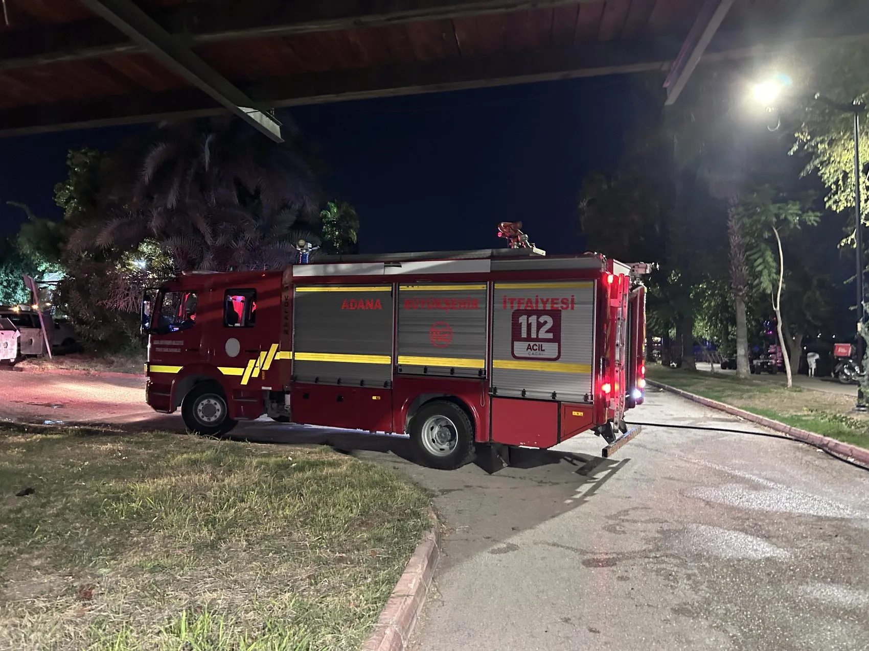 Adana'da korkutan gece: Seyhan Nehri üzerindeki köprü alevlere teslim oldu