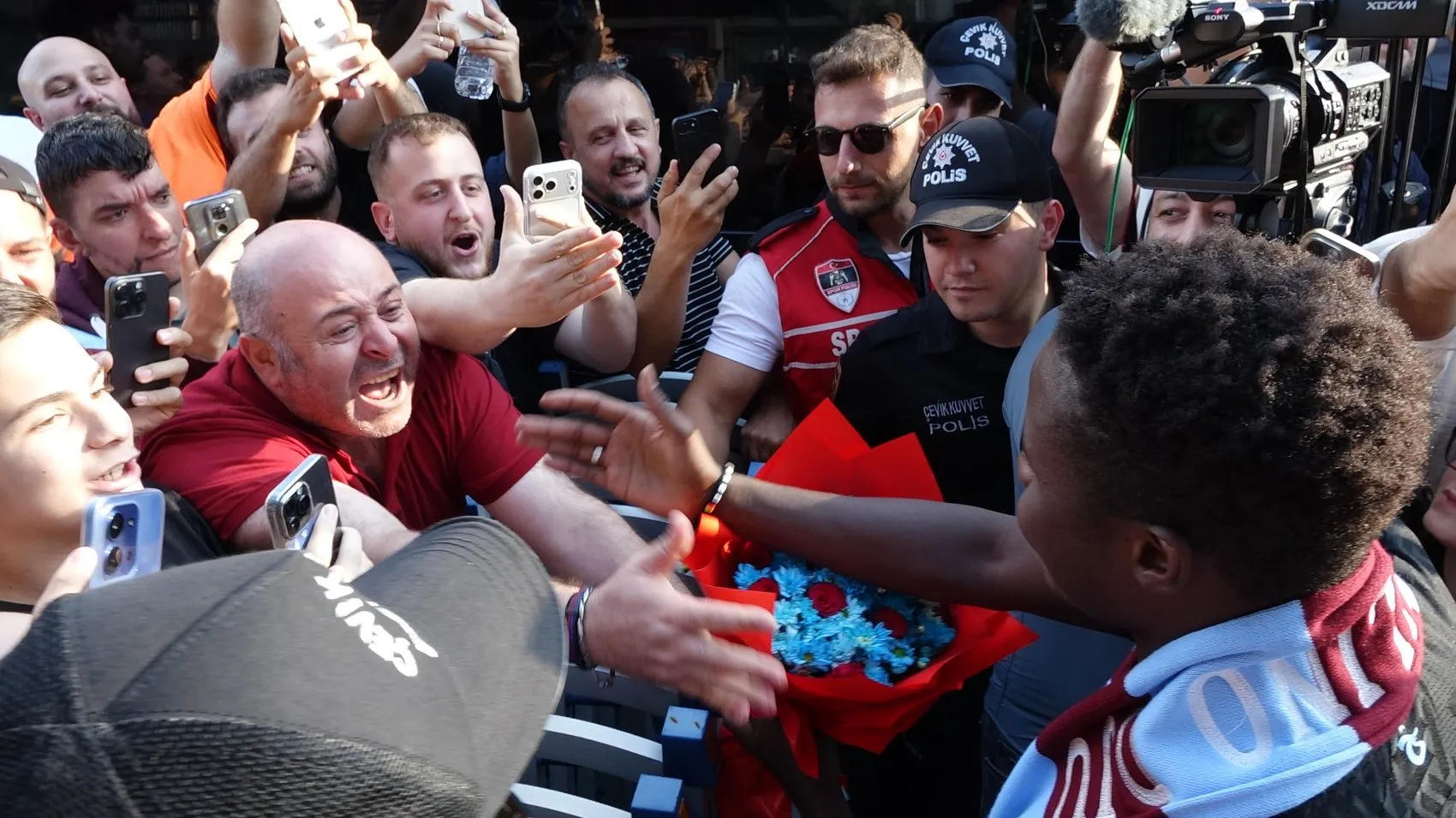 Bordo-Mavili Taraftarların Yeni Gözdesi Trabzon'a İndi: Franculino Dju'dan İlk Mesaj