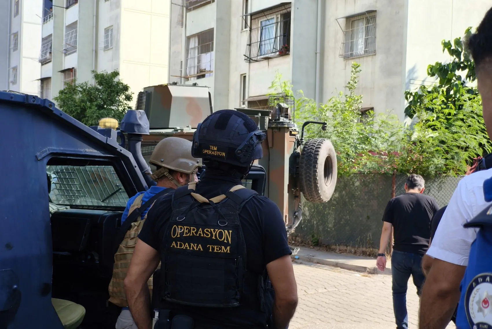 Adana'da dehşet anları: Polise el bombasıyla direnen firari ve suç ortağı cezaevine gönderildi