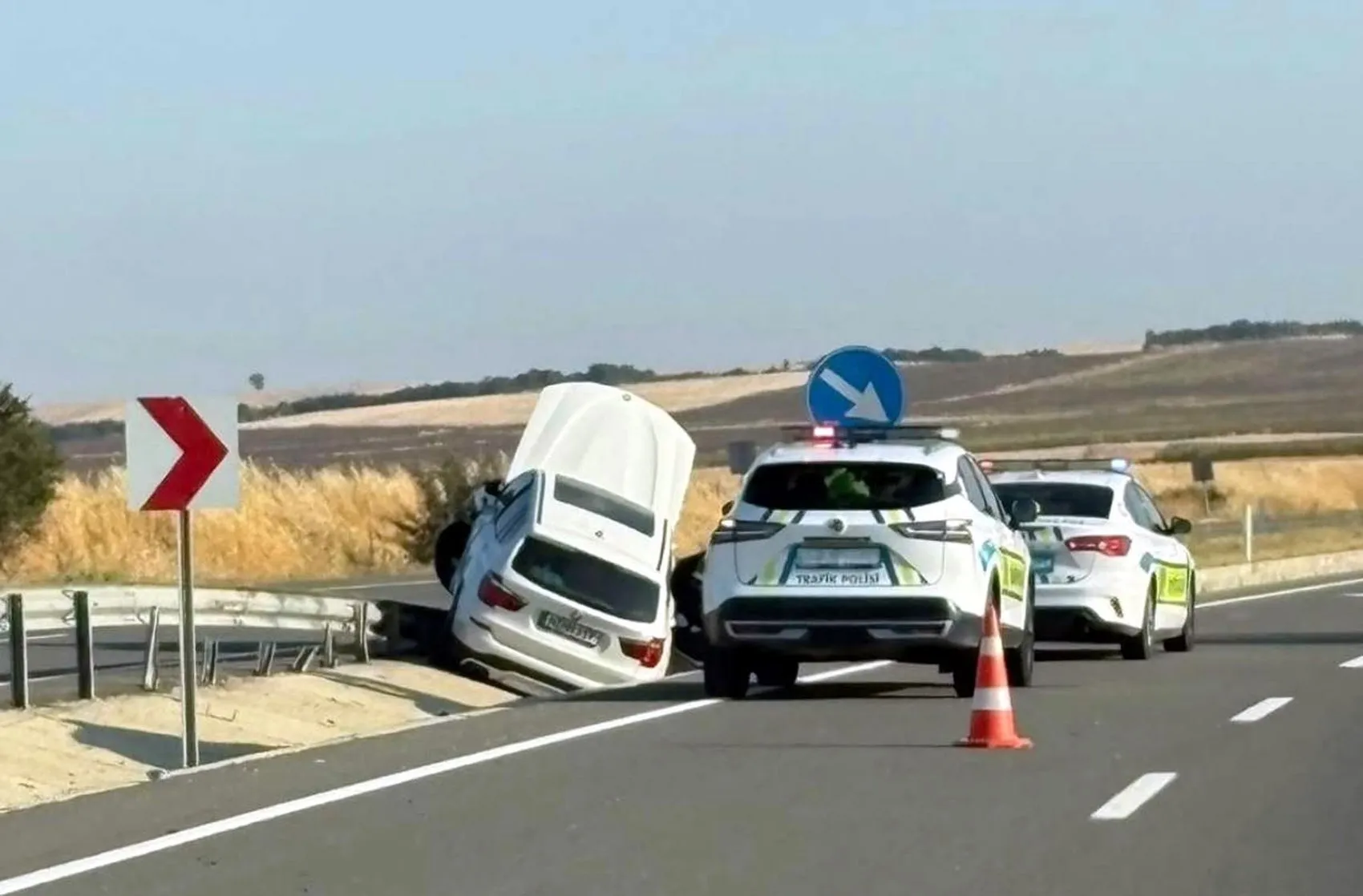 Tatil yolunda korku dolu anlar: Gurbetçi ailenin aracı duvara çarptı