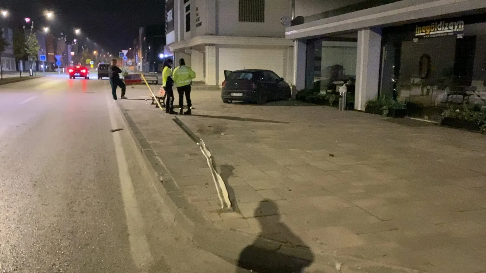 İnegöl'de gece yarısı dehşeti: Kontrolden çıkan araç elektrik panosuna daldı