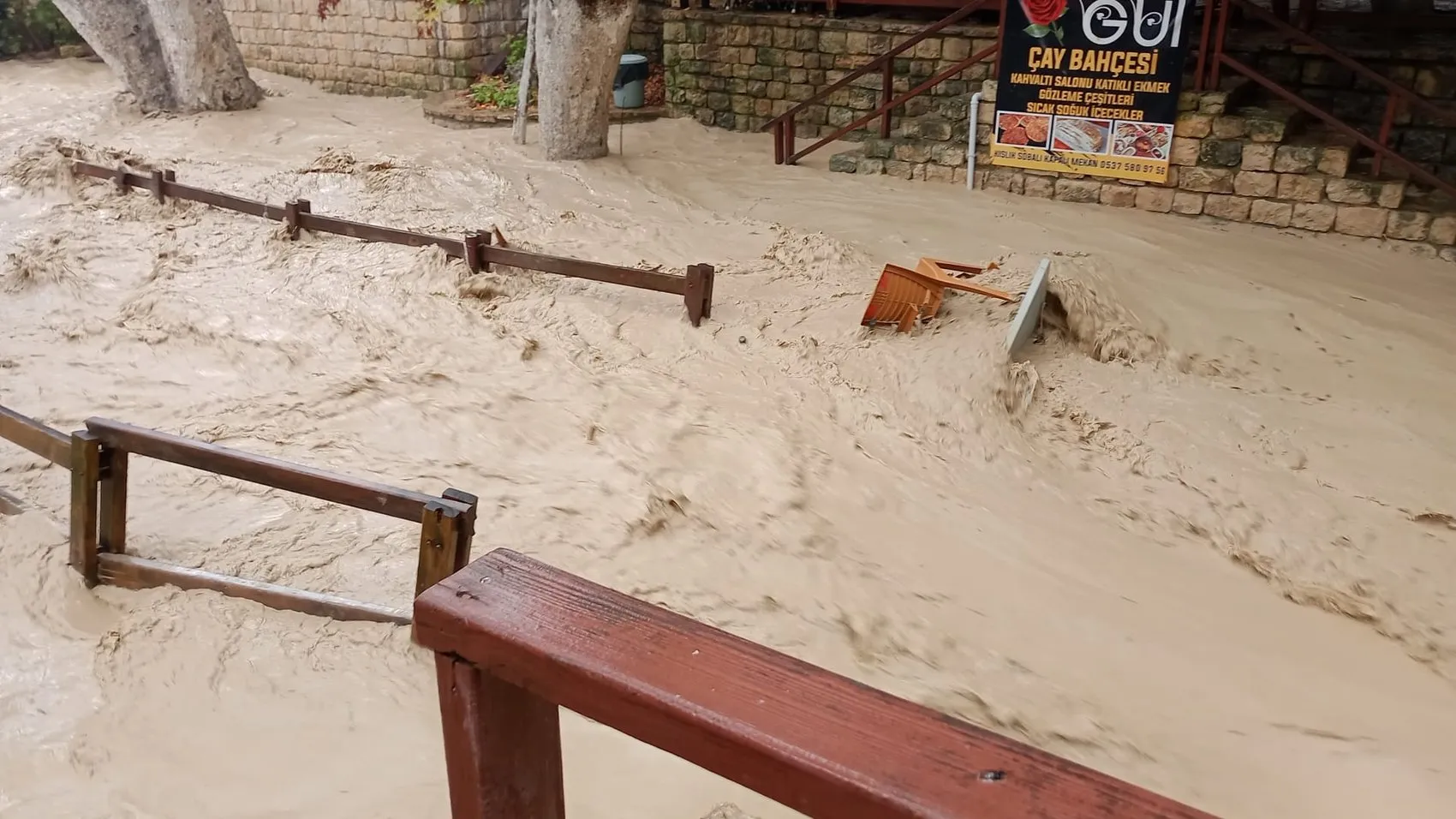 Samandağ'da kabus dolu sabah: Dereler taştı, iş yerlerini su bastı