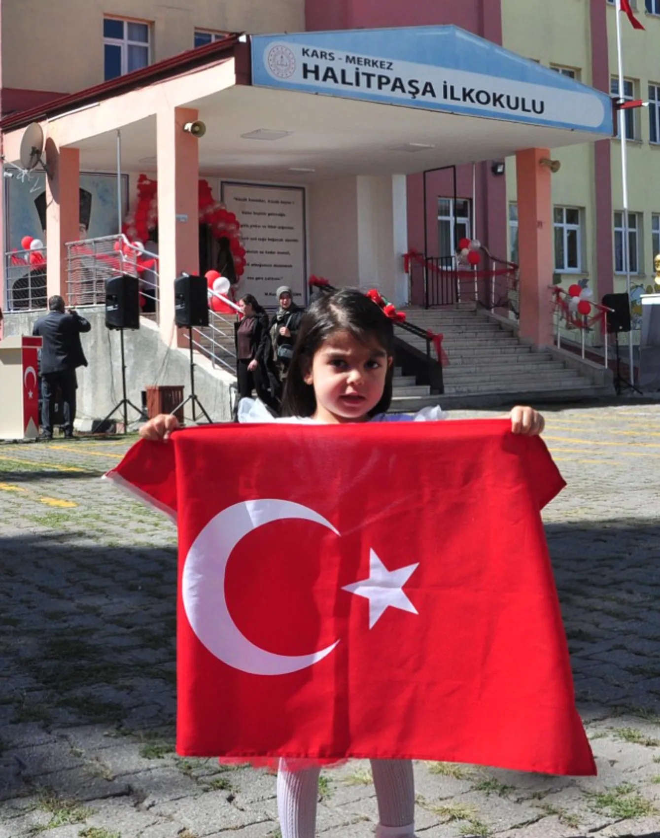 Minik Begüm'ün sahne heyecanı: Ağabeyine özendi, törenin yıldızı oldu