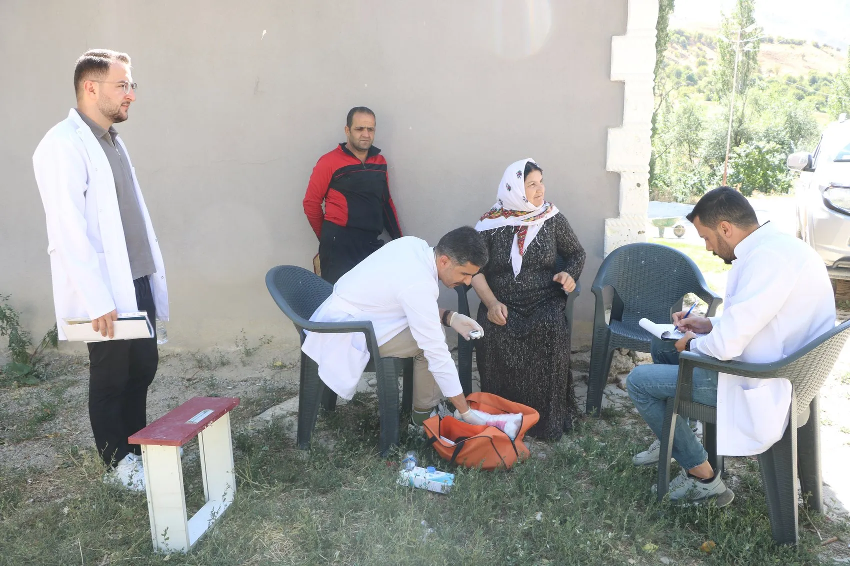 İran sınırının en uç noktasında sağlık seferberliği: Köy köy dolaşıp tarama yapıyorlar