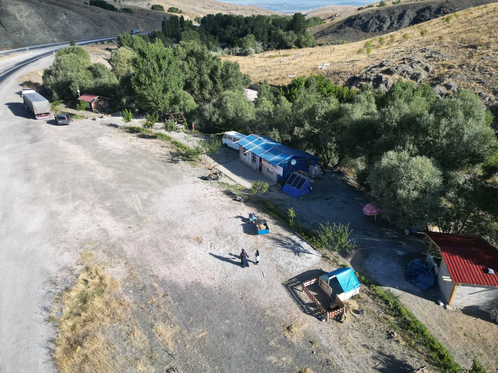 Sessizliğin ortasında tek başına: 20 hanelik köyde yaşam mücadelesi