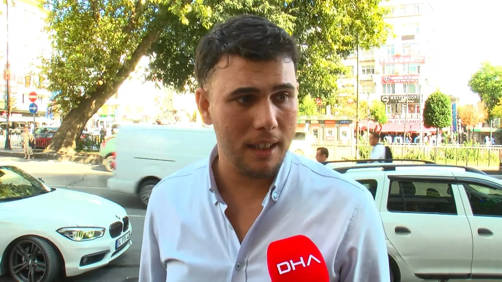 Aksaray'da dehşet anları: Kırmızı ışıkta karşıya geçmek isteyen gence iki minibüs çarptı