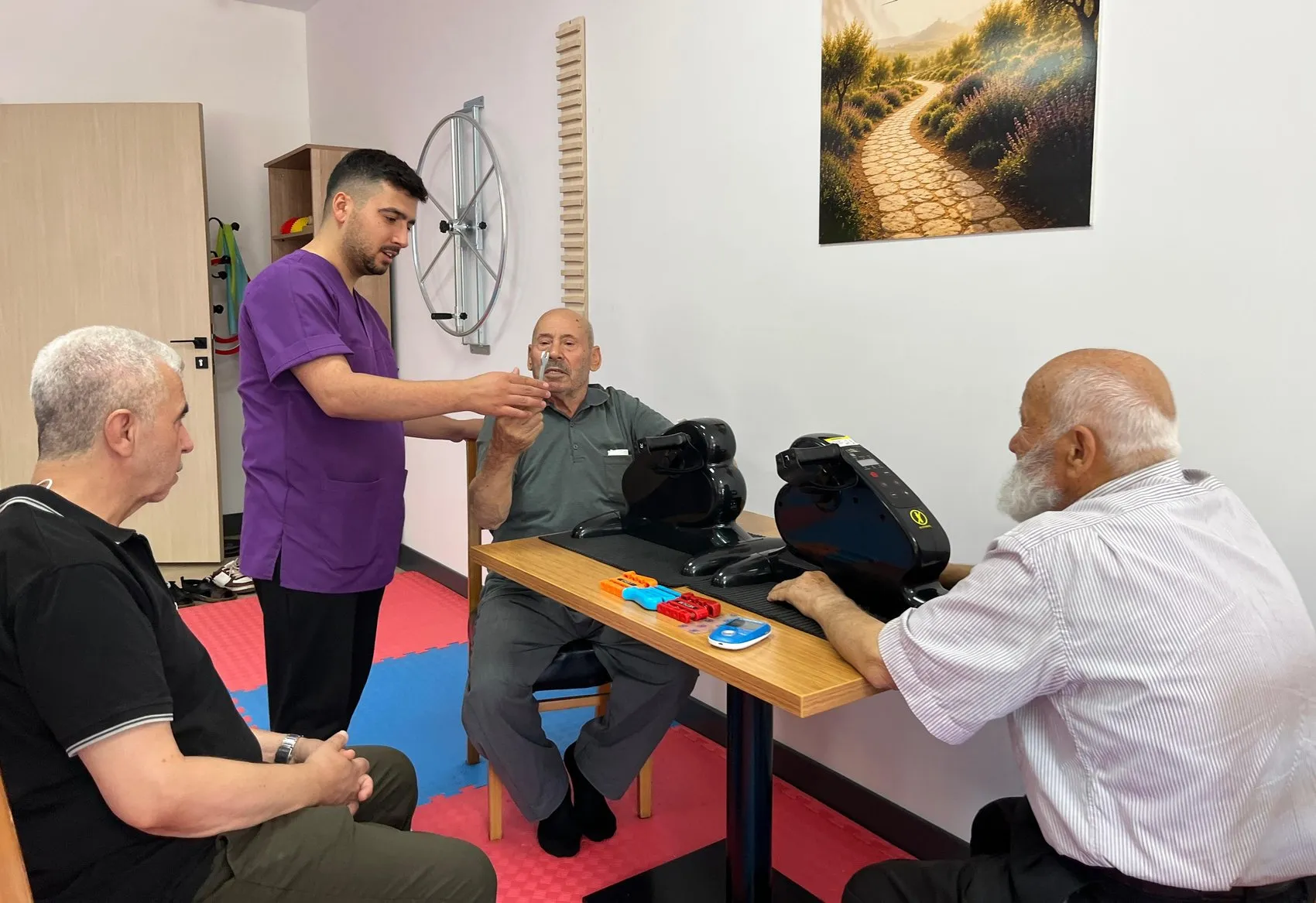 Alzheimer'a inat tamir aşkı: 83 yaşındaki usta tedavi merkezinin gönüllü teknikeri oldu