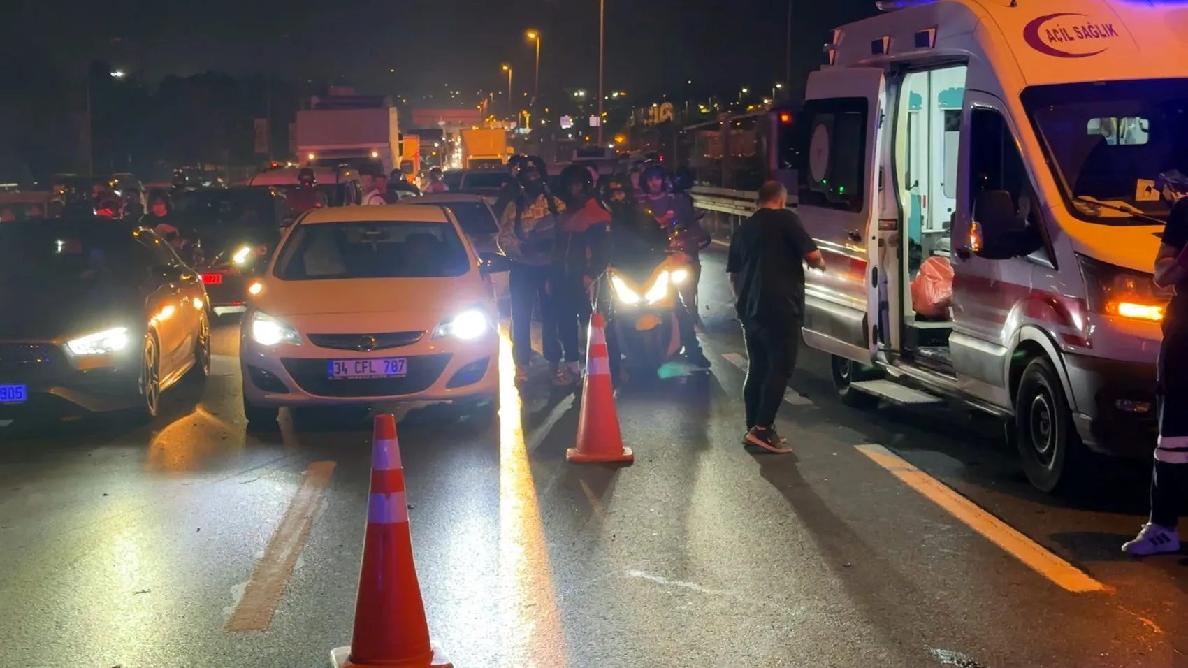 Avcılar'da gece yarısı dehşeti: Lüks otomobil bariyerlere saplandı