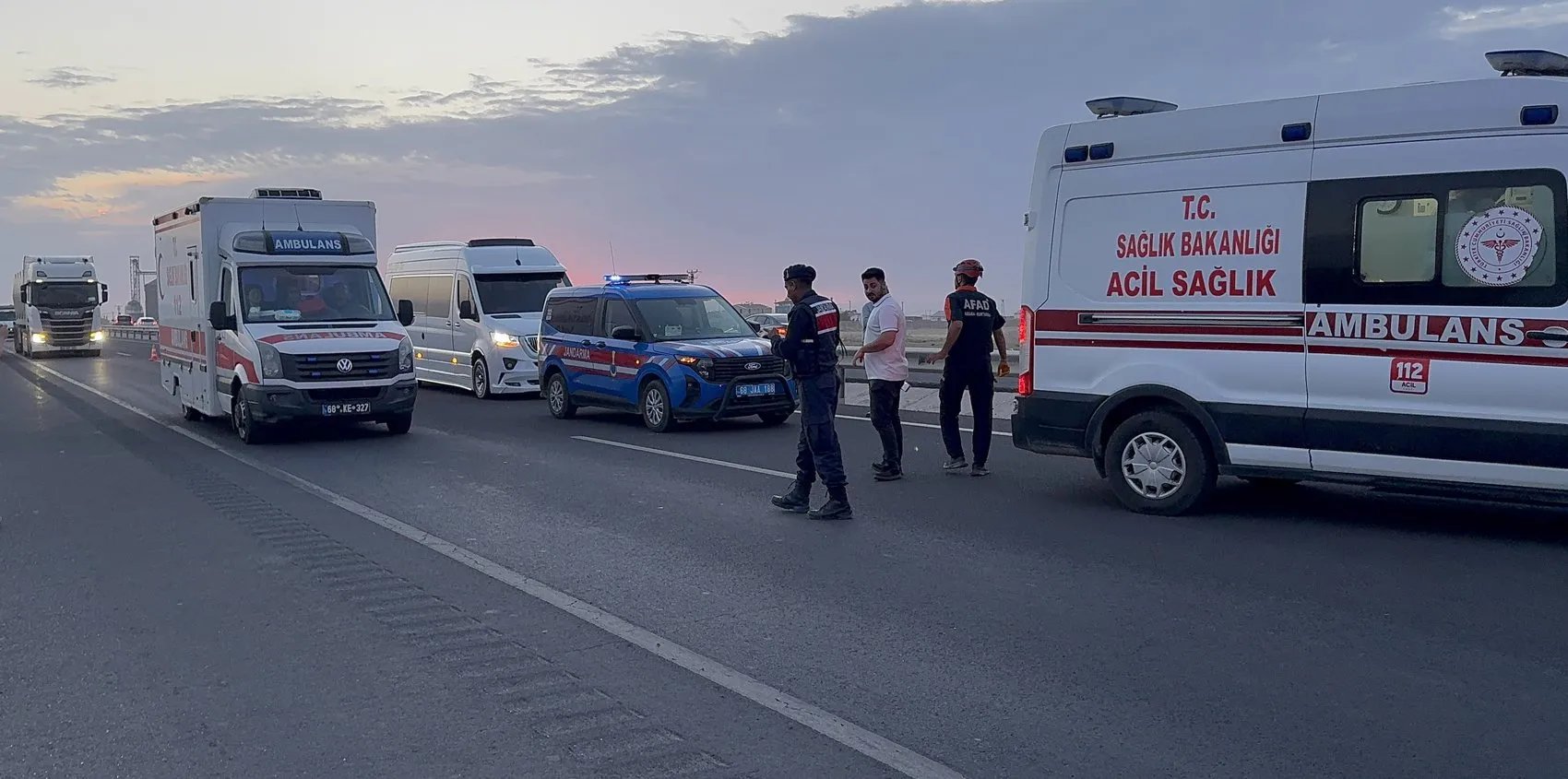Aksaray yolunda göz gözü görmedi: Kum fırtınası 7 aracı birbirine kattı
